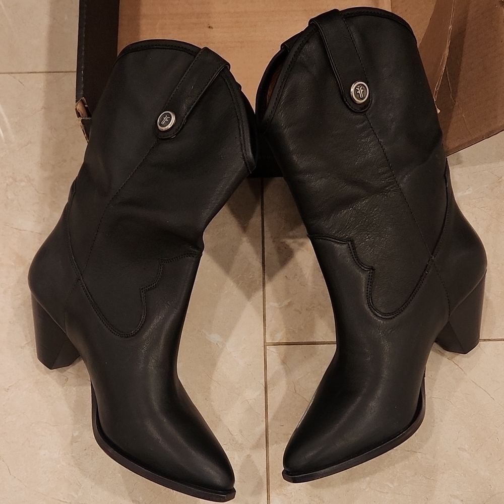 FRYE Black Western Boots. NEW! Smooth Leather Boots with Stacked Heel.